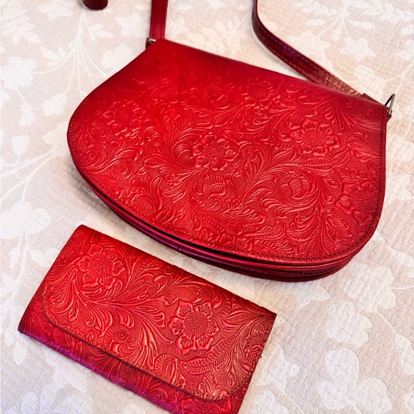 Red Embossed Leather Crossbody Bag and Wallet Set - Picture 4 of 11